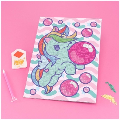 Quadro com unicórnio azul a soprar bola cor-de-rosa e miçangas coloridas ao lado