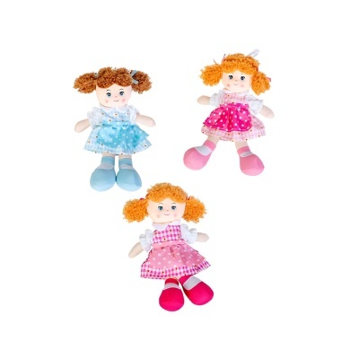 Três bonecas de tecido com vestidos coloridos e cabelos de lã em fundo branco