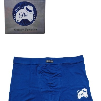 Boxer azul para homem com estampado branco e caixa cinza com texto