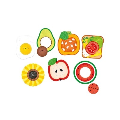 Figuras de feltro coloridas representando alimentos com rostos sorridentes, sobre fundo branco.