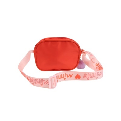 Bolsa pequena vermelha com alça rosa com texto Minnie em fundo branco