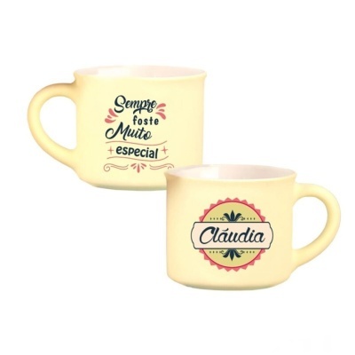 Duas canecas amarelas de cerâmica com texto decorativo