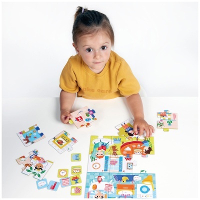 Criança a montar puzzle colorido em mesa