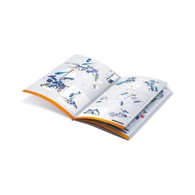 Manual aberto com instruções coloridas em azul e branco