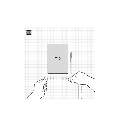 Caderno cinzento com Y10 sobre superfície quadriculada branca com caneta e mãos a medir