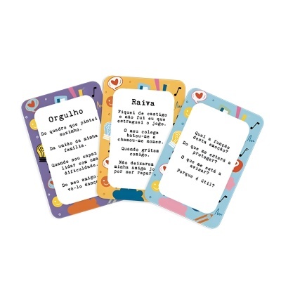 Três cartas de jogo coloridas com texto em português e ícones musicais