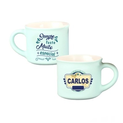 Duas canecas de cerâmica azul claro com frases e nome em letras decorativas