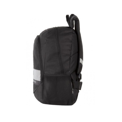 mochila preta com bolso de rede e tiras acolchoadas sobre fundo branco