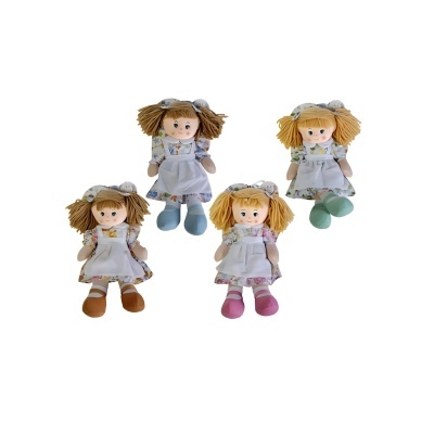 Quatro bonecas de tecido coloridas com vestidos floridos e aventais brancos