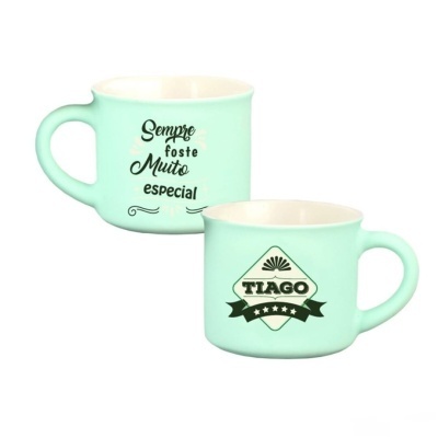 Duas canecas verdes-água com texto em português e nome Tiago.