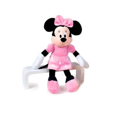 Pelúcia da Minnie Mouse com vestido rosa sentada numa bancada branca