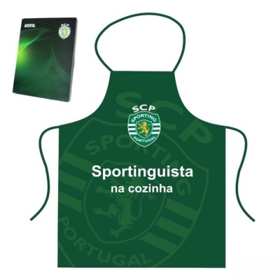 Avental verde do Sporting com texto 'Sportinguista na cozinha' e embalagem preta com logótipo