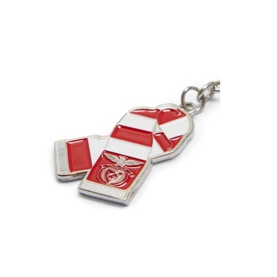 Porta-chaves em forma de cachecol vermelho e branco com emblema.
