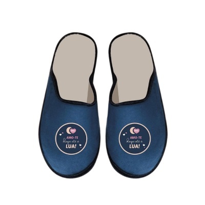Pantufas azuis com mensagem 'AMO-TE até à LUA!' no topo