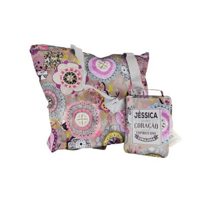 Bolsa de tecido estampada com padrão floral colorido e bolsa pequena com texto JÉSSICA CORAÇÃO ESPIRITOSA CORAJOSA