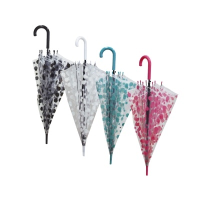 Quatro guarda-chuvas transparentes com bolinhas coloridas e punhos em diferentes cores