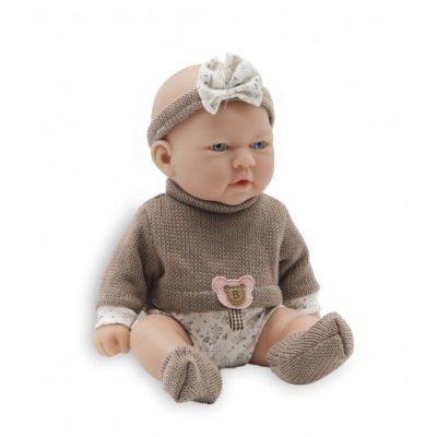 Boneca bebé vestida com roupa de malha castanha e body branco com padrão floral.