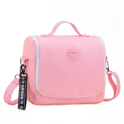 Bolsa rosa com alças e etiqueta preta pendurada