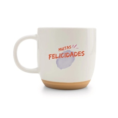 Caneca branca com frase colorida e base castanha