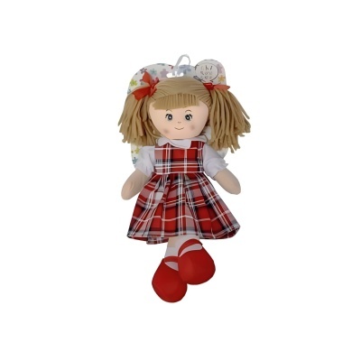 Boneca de tecido vestida com vestido xadrez vermelho e sapatos vermelhos