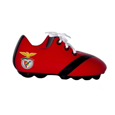 Sapato desportivo vermelho com detalhes em preto e símbolo colorido com águia