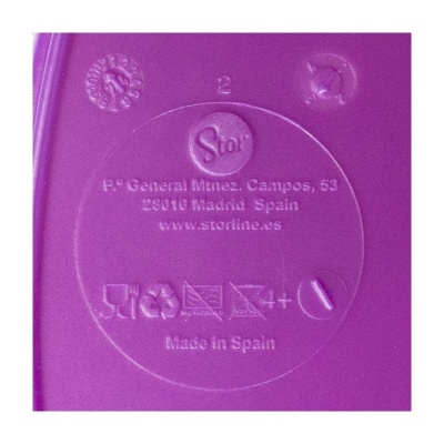 Superfície plástica roxa com textos e símbolos gravados da marca Stor