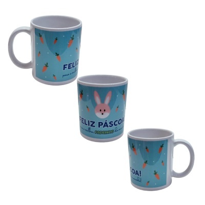 Caneca branca com decoração azul, cenouras e coelho com texto FELIZ PÁSCOA! para o melhor PADRINHO do mundo