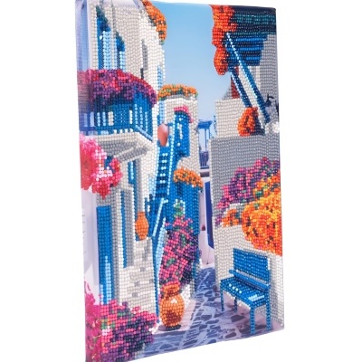 Tela decorativa com imagem de rua com paredes brancas e detalhes azuis e flores coloridas.