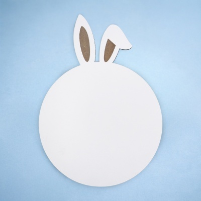 Prato redondo branco com orelhas de coelho sobre fundo azul claro