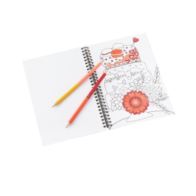 Caderno de desenho em espiral com lápis de cor e desenho de bolo e flores