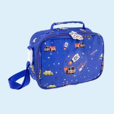 Bolsa térmica azul com padrão infantil de carros e helicópteros