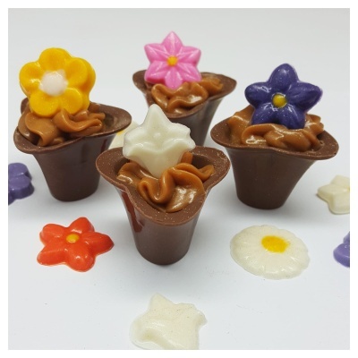 Doces de chocolate com decoração de flores coloridas