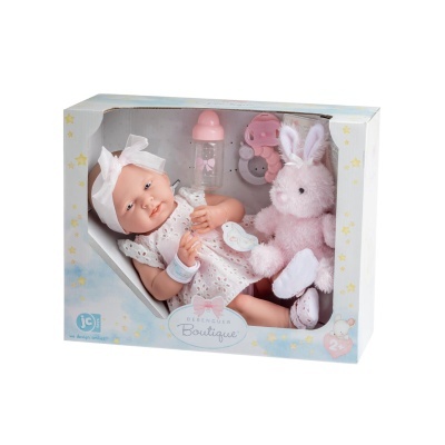 Boneca bebé realista com vestido branco e faixa de cabeça, peluche coelho rosa, biberão, chupeta e anel de dentição em caixa decorada