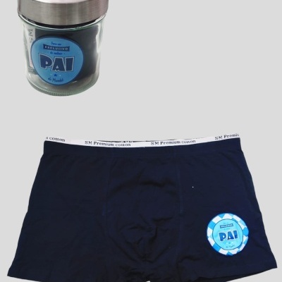 Cuecas boxer pretas com etiqueta PAI e frasco de vidro com tampa metálica.