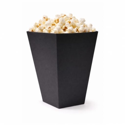 Caixa preta com pipocas estouradas em fundo branco