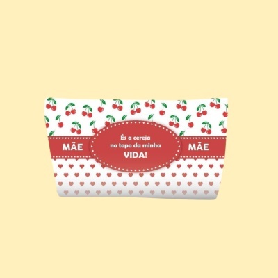 Estojo com padrão de cerejas e corações, texto dedicado a mãe.