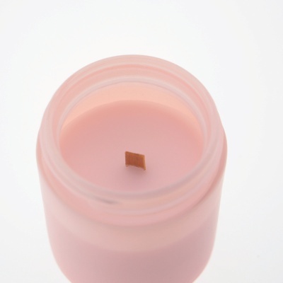 Vela perfumada em frasco de vidro rosa com pavio de madeira