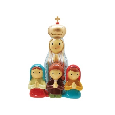 Estatuetas decorativas religiosas coloridas com figura central de coroa dourada e três figuras infantis ajoelhadas.