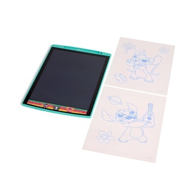 Ecrã digital preto com moldura verde e duas folhas de desenho brancas com ilustrações azuis do Stitch.