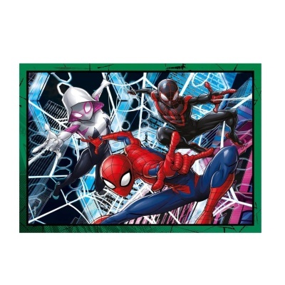 Imagem colorida de três personagens Spider-Man em ação com fundo de teias de aranha