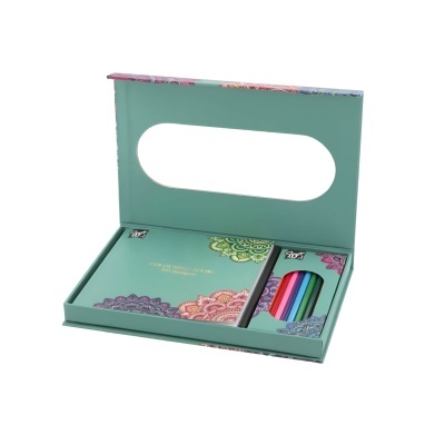 Conjunto caixa verde com caderno e canetas coloridas em caixa com design de mandalas
