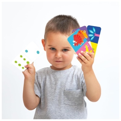 Criança a segurar cartas coloridas com desenhos diversificados