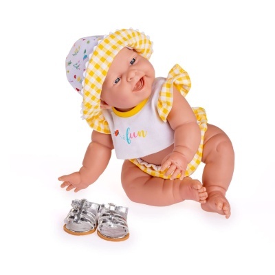 Boneca bebé com roupa amarela aos quadrados e chapéu com padrão floral