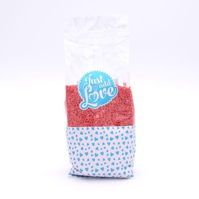 Pacote de granulados vermelhos com etiqueta 'Just add Love'