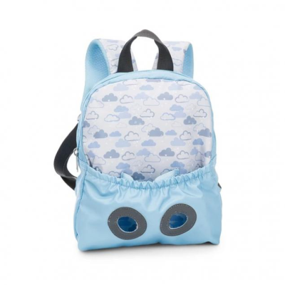 Mochila infantil azul claro com padrão de nuvens e bolso frontal com elementos redondos reflexivos