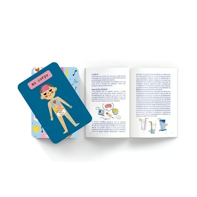 Livro infantil educativo com capa azul e páginas abertas em fundo branco