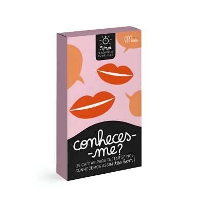 Caixa de jogo com cartas ilustradas de bocas em cores vermelha e laranja sobre fundo rosa.