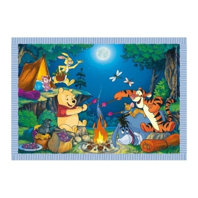 Tapete Infantil com estampa do Ursinho Pooh e amigos à volta de uma fogueira