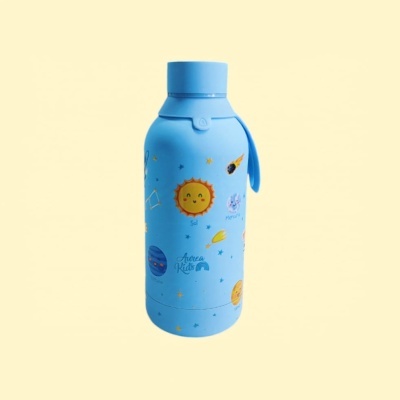 Garrafa azul com desenhos do sistema solar e texto 'SPACE KIDS' em fundo amarelo claro