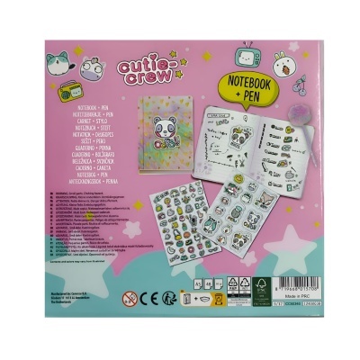 Conjunto Cutie Crew com caderno e caneta em embalagem colorida rosa e azul com estrelas.